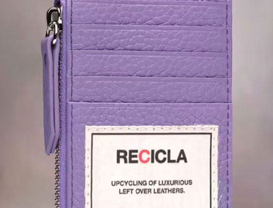 Maison Margiela presentó una colección de billeteras de cuero reciclado