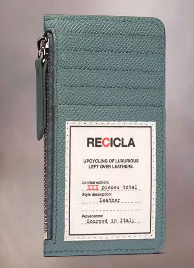 Maison Marigiela desarrolló una línea de billeteras o mini carteras reciclando pieles sobrantes. 