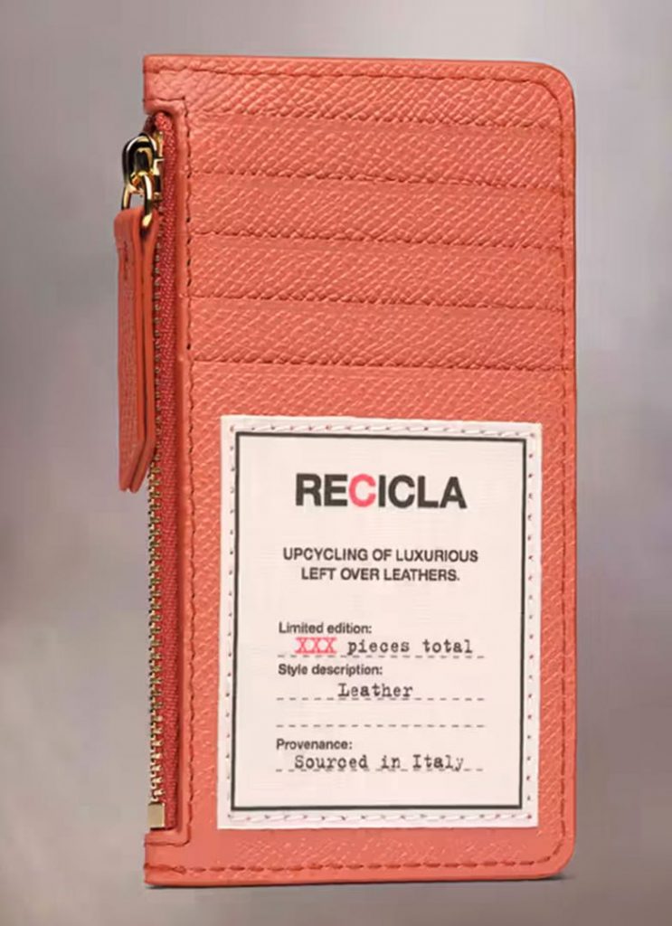 Maison Margiela presentó una colección de billeteras de cuero reciclado. 