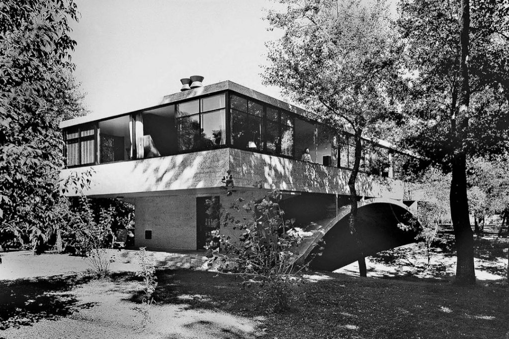 Casa sobre el arroyo de Amancio Williams y Delfina Gálvez, registrada por Grete Stern/ Mar del Plata, 1947. 