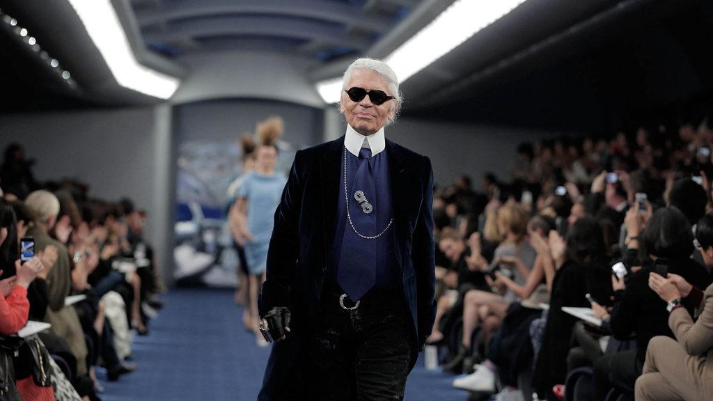 El diseñador alemán Karl Lagerfeld falleció en 2019, y es una leyenda que será homenajeada por el Met Museum. 
