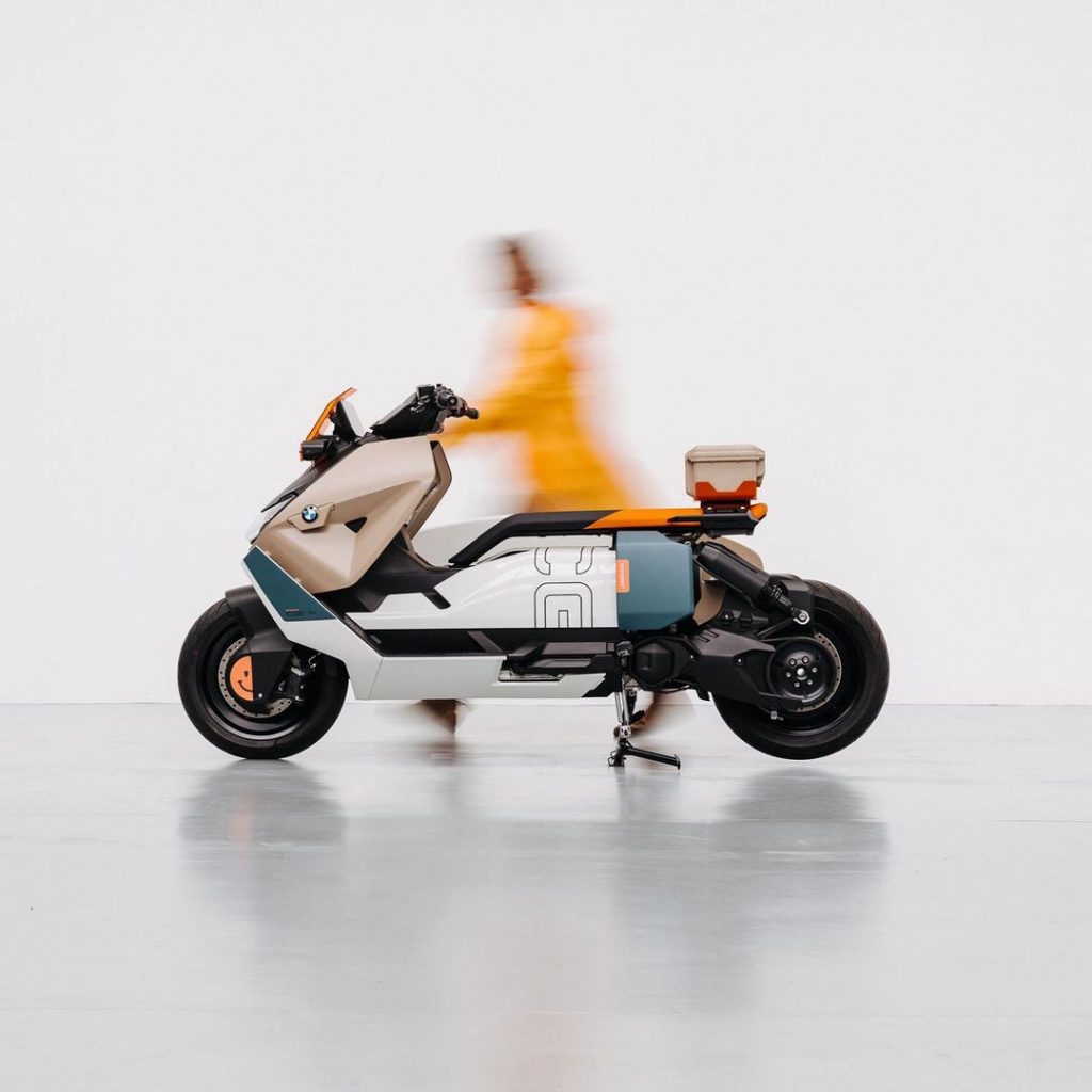 La moto BMW CE 04 Vagabund Moto Concept lleva la tabla de surf con diseño y naturalidad. Foto: Instagram. 