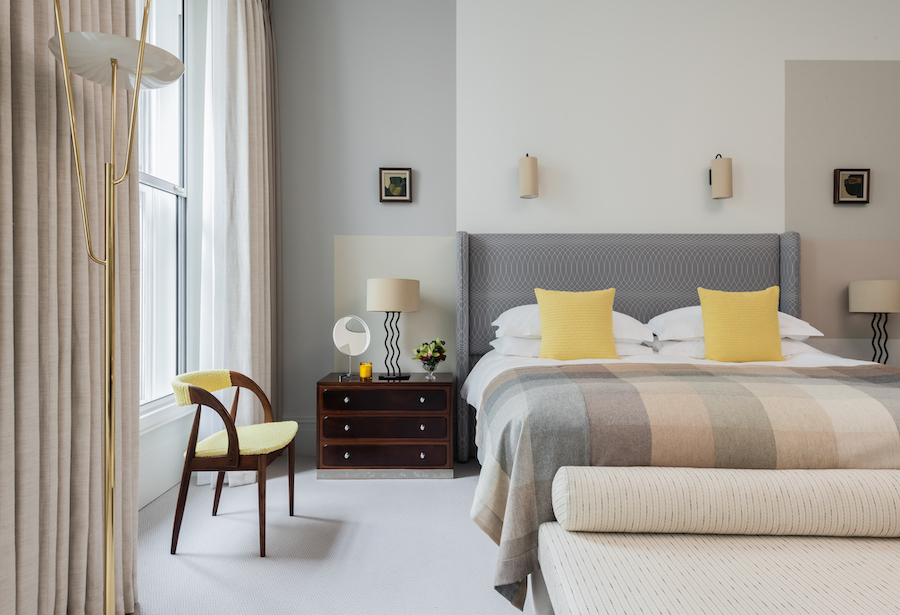 La cabecera de la cama tiene un patrón geométrico inspirado en la fachada de hierro del Brown´s Hotel de Londres. 