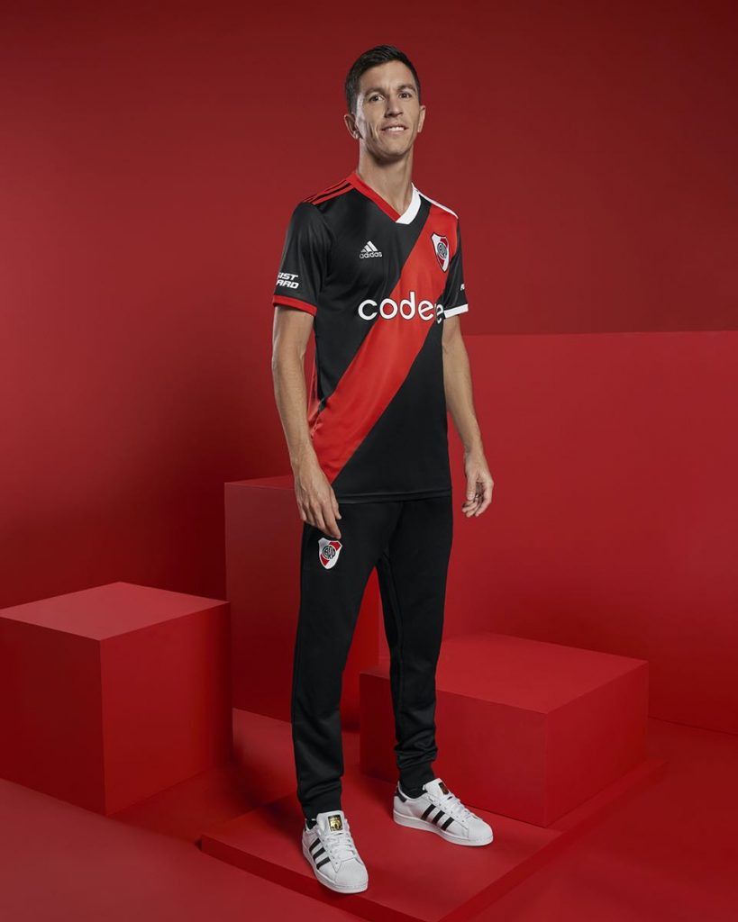 Nacho Fernández estrena la nueva camiseta de River Plate 2023 de adidas. 