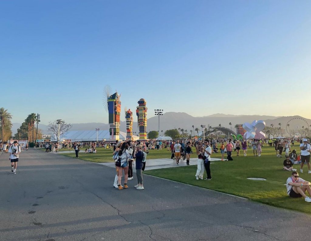 Los robots de Kumkum es la instalación más alta del festival Coachella 2023. 
