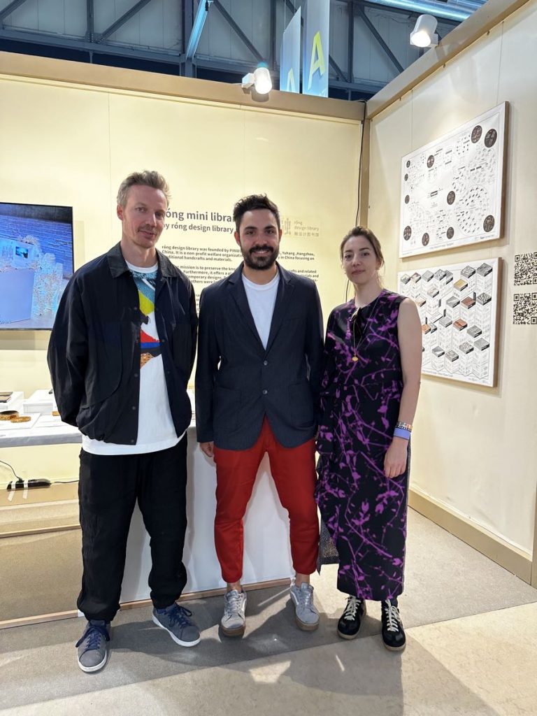 Joaquín Sansone (centro) recibió en el Salone del Mobile de Milán, Italia un premio internacional: la Mención Rong Design Award.