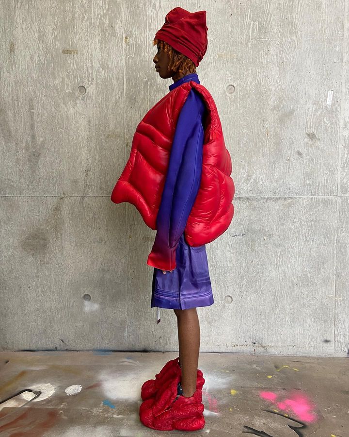Un look completo de Yaku Stapleton, embajador del movimiento "afrofuturista" en la moda. 