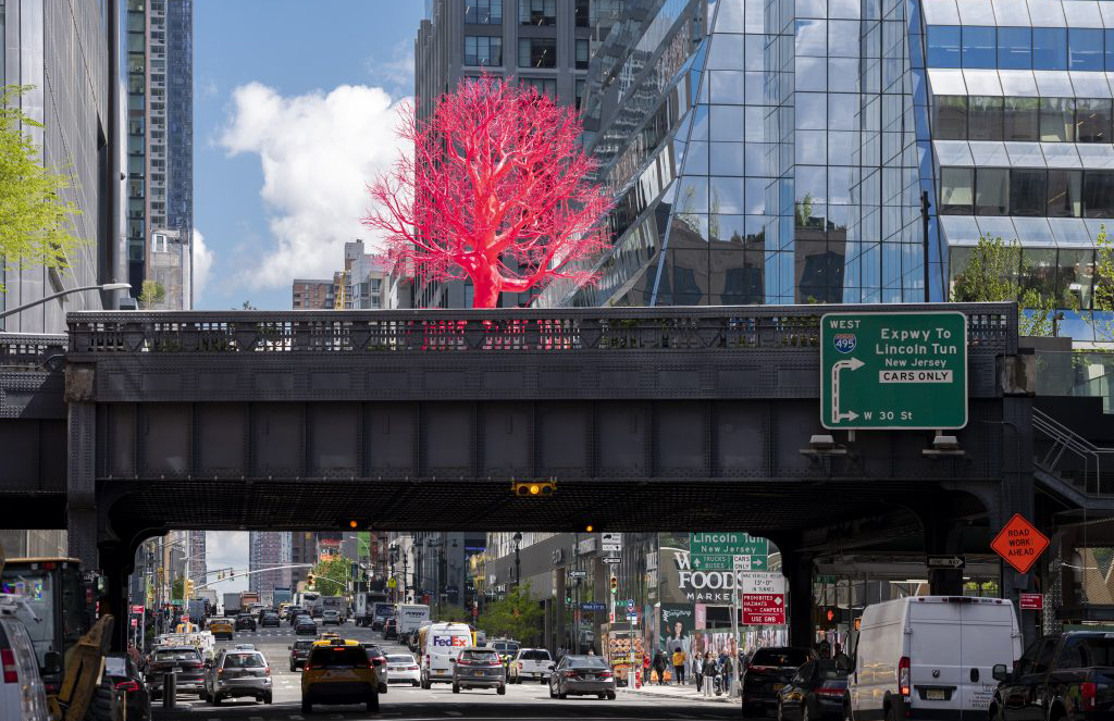 El árbol rosa del High Line de Nueva York de la artista suiza Pamela Rosenkranz. 