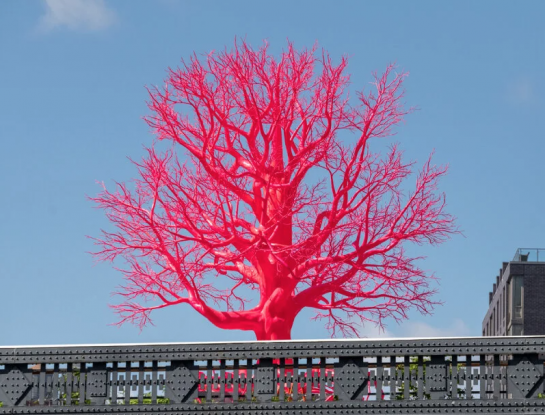 Una artista “plantó” un escultural árbol rosa neón en Nueva York