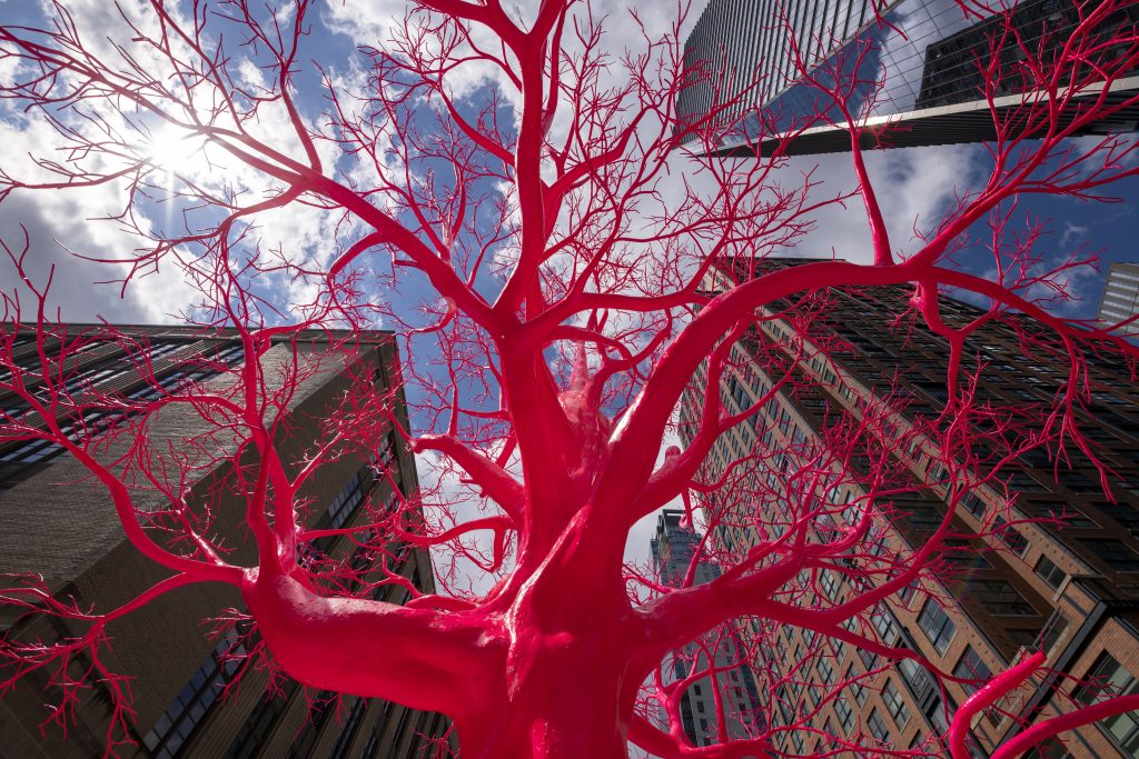 Una artista “plantó” un escultural árbol rosa neón en Nueva York. 