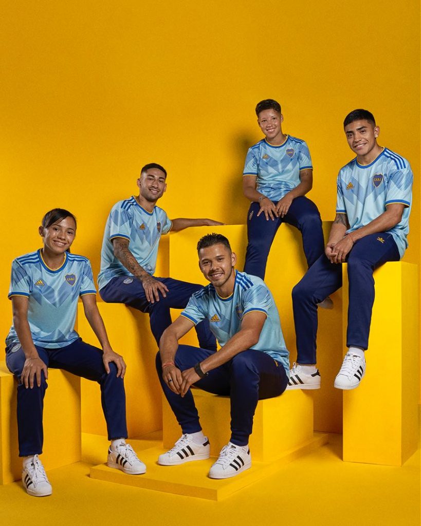 Celeste Dos Santos y Kishi Núñez, Alan Varela, Luca Langoni y Oscar Romero con la tercera camiseta de adidas y Boca 2023. 