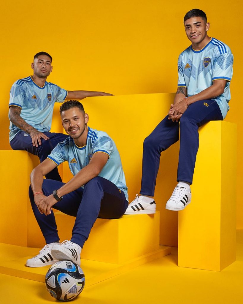 Varela, Romero y Langoni con la tercera camiseta de Boca y adidas de 2023. 