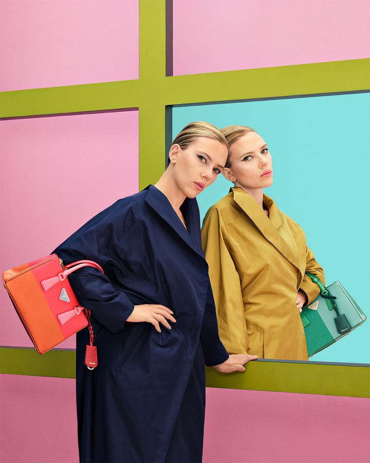 Scarlett Johansson se duplica con dos nuevos modelos de Prada Galleria.