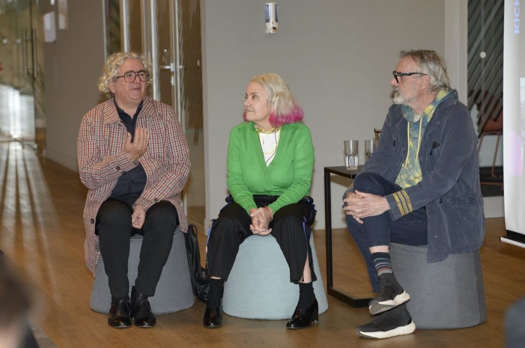 Julio Oropel, Luz Arias y Benito Fernández dialogan en el desayuno kickoff de la feria Puro Diseño 2023.