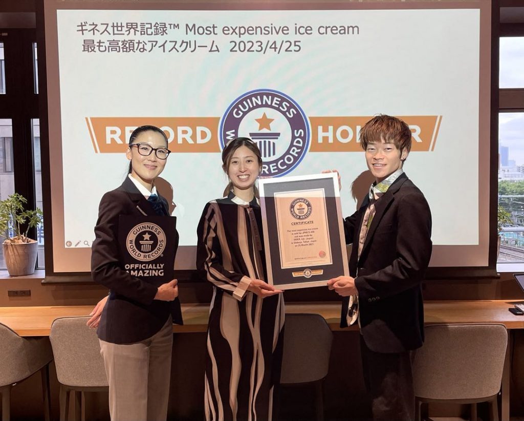 Cellato recibe el premio Guinness World Records por su helado Byakuya, el más caro del mundo.