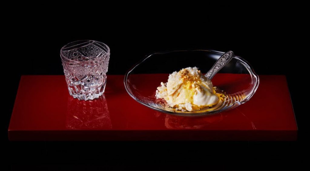 El helado se sirve junto a una cuchara metálica hecha a mano, y recomiendan acompañarlo con vino blanco añejo. 
