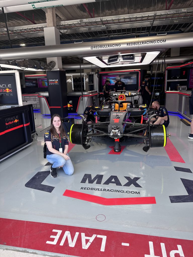 Martina Andriano recibió una invitación de Red Bull para ver desde adentro en Gran Premio de Miami 2023. Foto: gentileza Martina Andriano. 