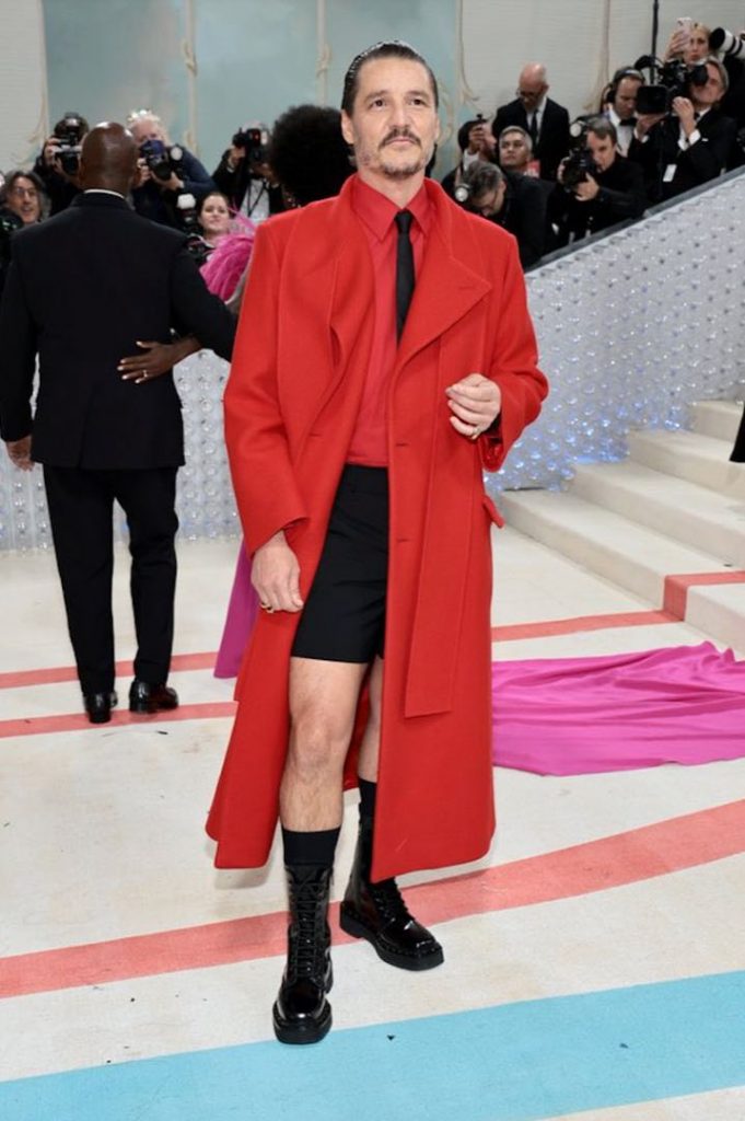 Pedro Pascal enloqueció a las redes con su look "in red" de Valentino. 