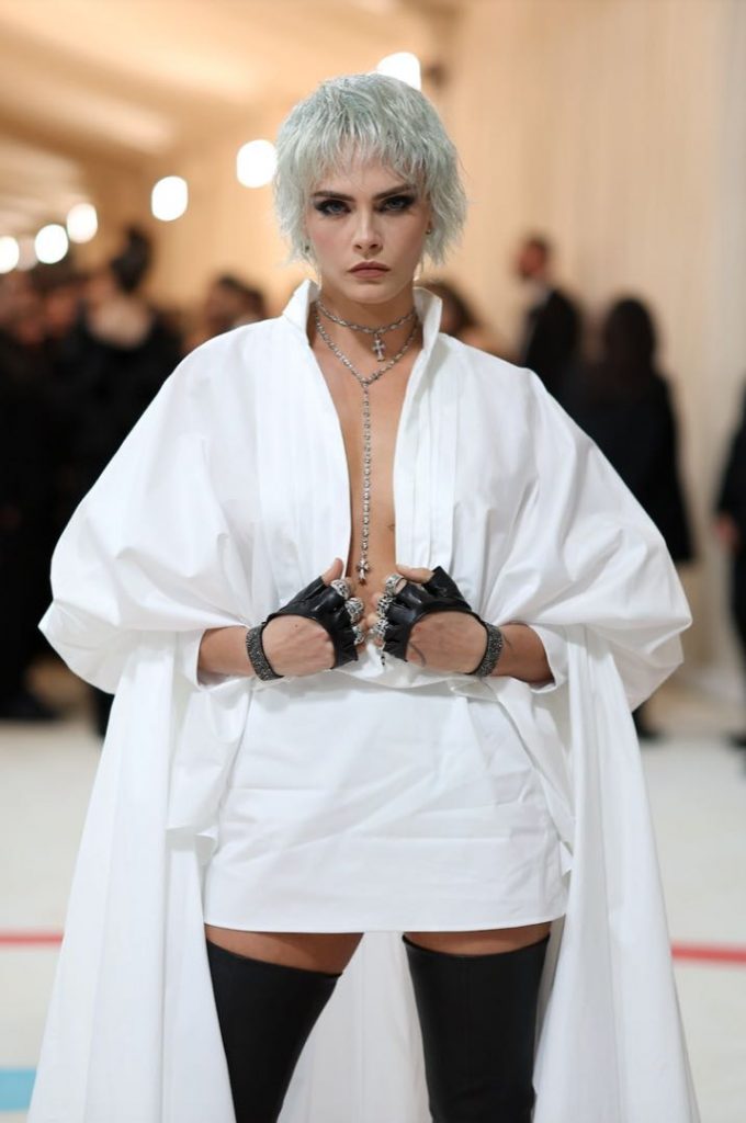 El homenaje de Cara Delevingne a Karl Lagerfeld en la Met Gala 2023. 