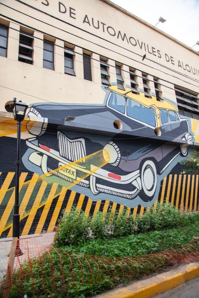 El taxi porteño, un ícono de la Ciudad de Buenos Aires, en la nueva ruta de los murales del Abasto. 