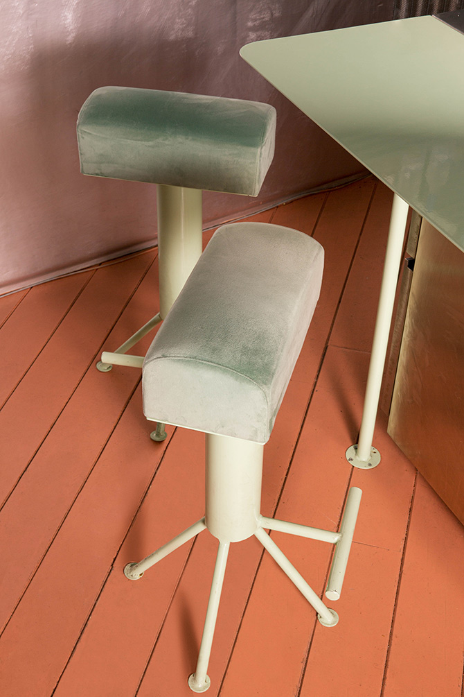 Mesas y sillas “son traslaciones de las geometrías de las copas de cócteles”. 