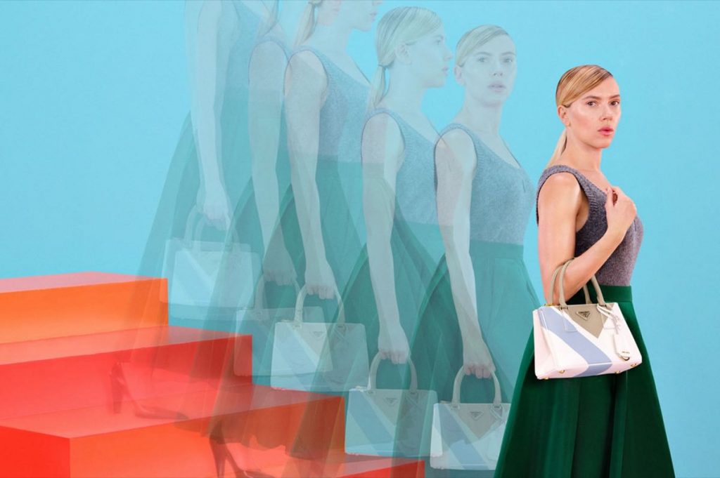 Scarlett Johansson en un ámbito surrealista en la campaña 2023 del icónico bolso Prada Galleria.