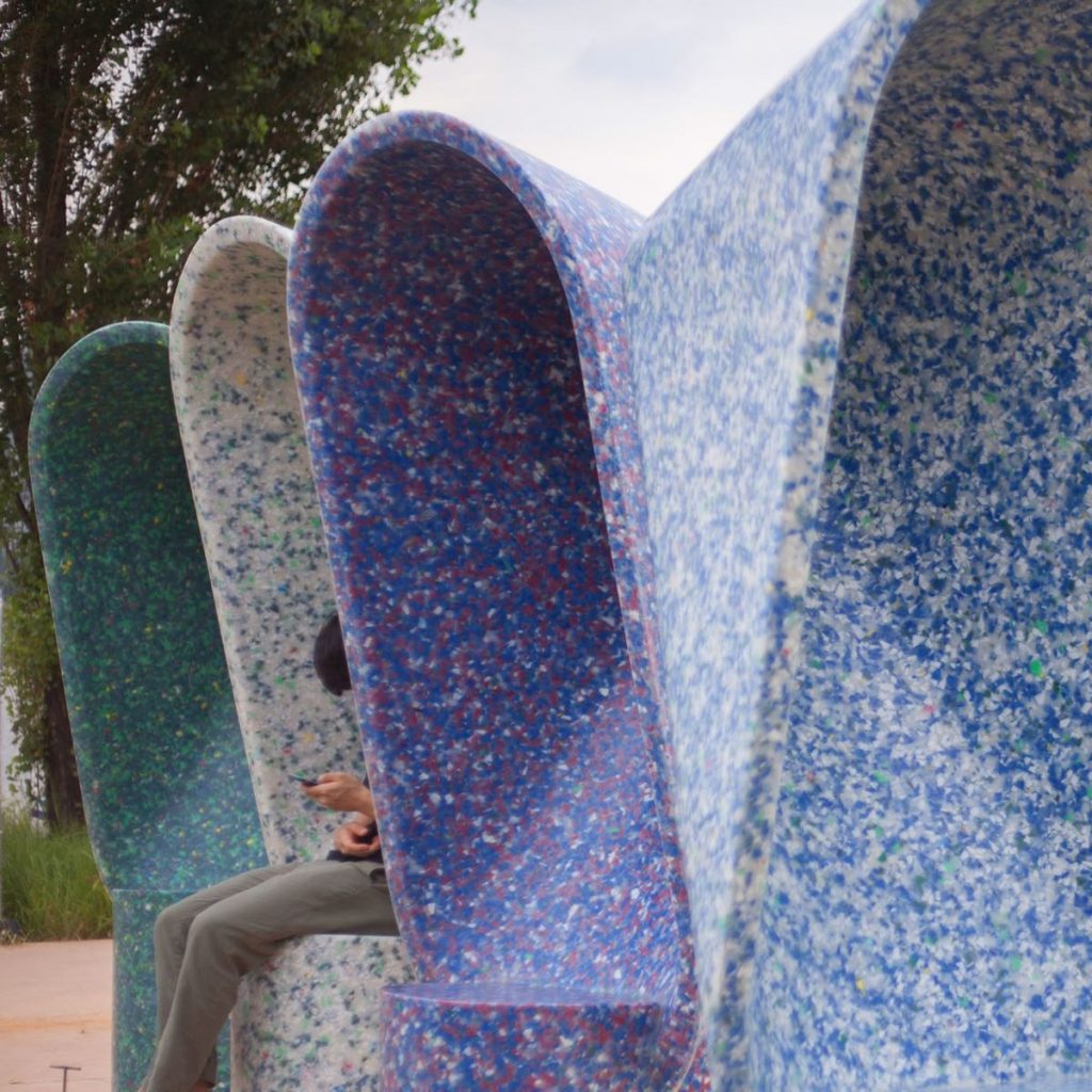 La silla anti estrés construida de plástico reutilizado se llama “Amplification of The Senses”. 