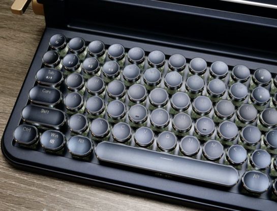 Un teclado con diseño vintage recuerda cómo eran y funcionaban las máquinas de escribir