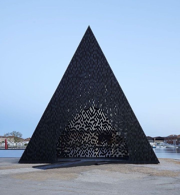El prisma triangular del artista y arquitecto de origen ghanés y británico David Adjaye. 