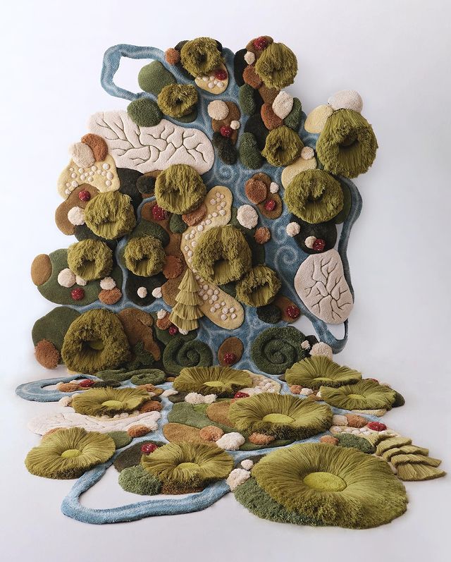 Vanessa Barragâo expresa a través de su alfombras y tapices las formas y colores de la naturaleza. 