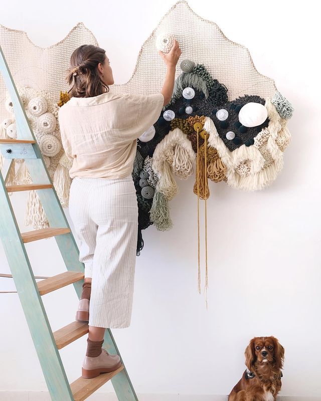 La artista textil portuguesa Vanessa Barragão en acción. 