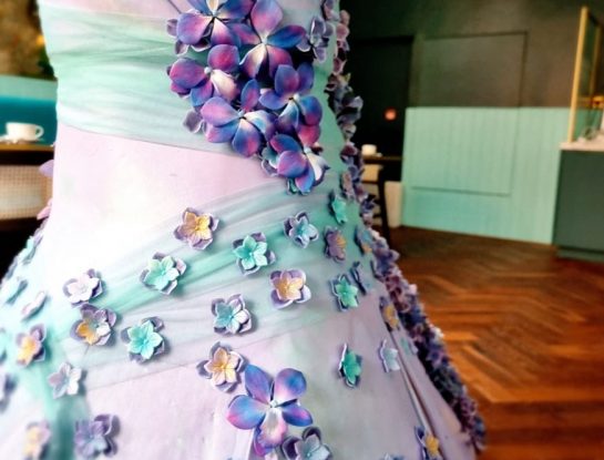 Una diseñadora de moda creó un vestido de fiesta con 25.000 flores comestibles