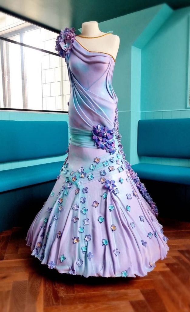 El vestido hecho de pastel y con 25.000 flores. 
