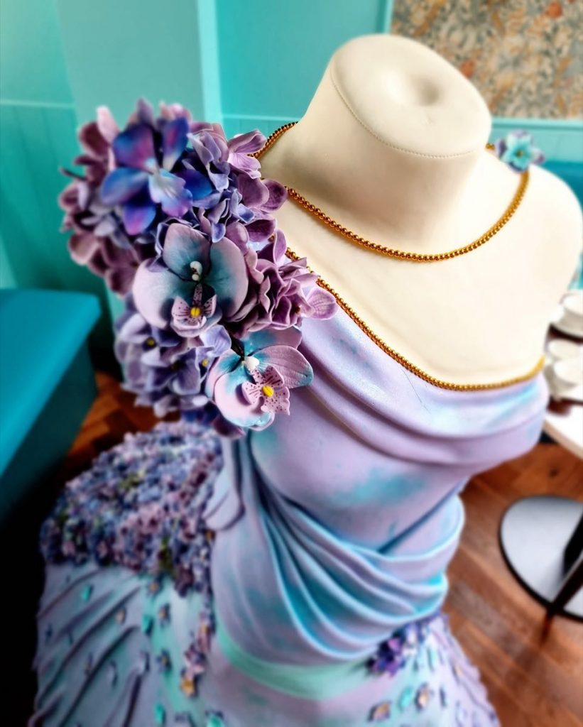 El vestido con flores comestibles hechas a mano y aplicadas también artesanalmente. 