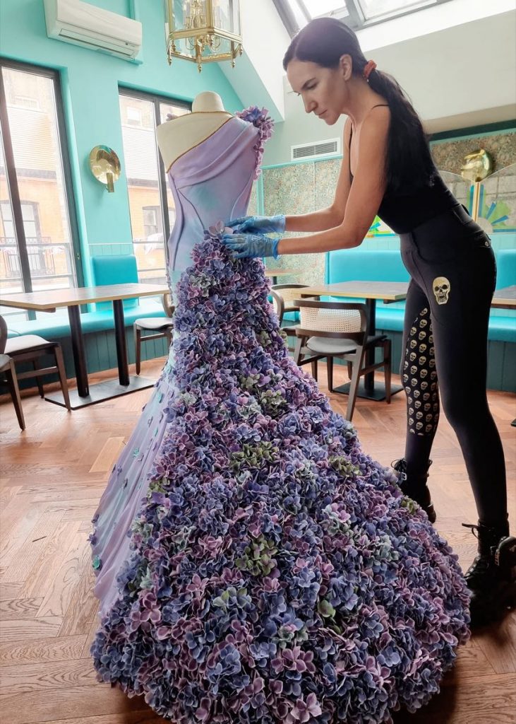 La diseñadora británica Debbie Wingham aplicó 25.000 flores comestibles.