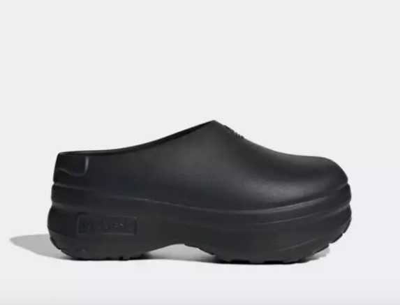 Las clásica zapatillas Stan Smith de adidas, ahora son zuecos de goma con plataforma. 