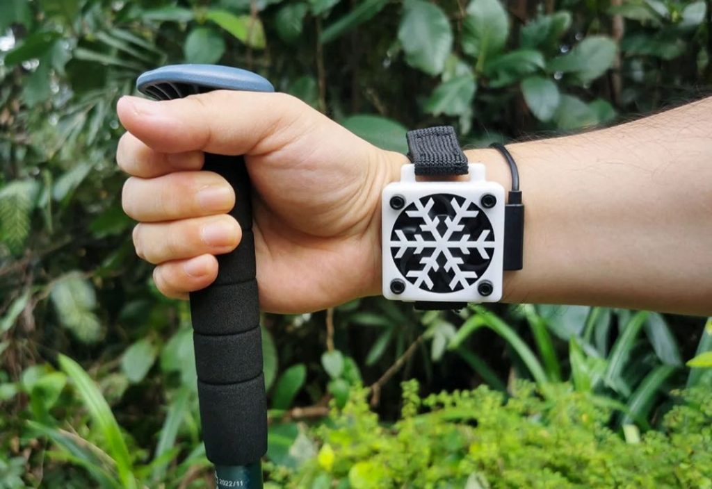 Silent Cicada es un aire acondicionado personal con el diseño de un reloj. 