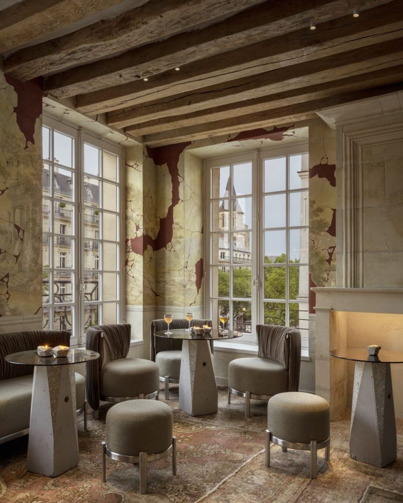 El interiorismo elegante y teatral del bar de cócteles Cravan de Moët Hennessy en París. 