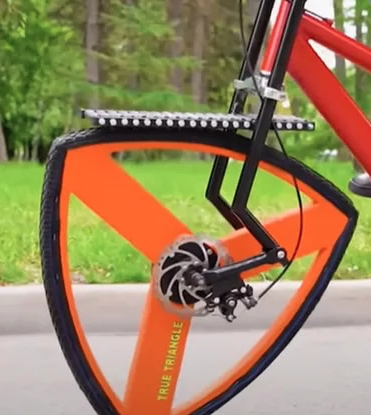 Así es la bicicleta con ruedas triangulares (del diseñador de la bicicleta con ruedas cuadradas)