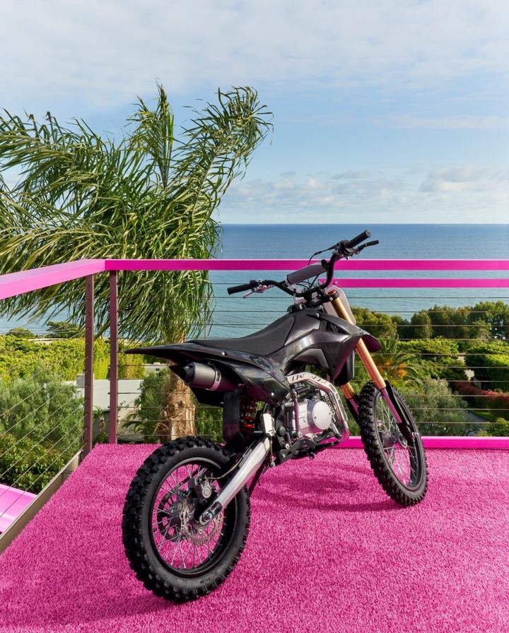 Una motocicleta para Ken, en la terraza con vista a la paradisíaca playa en Maibú. 