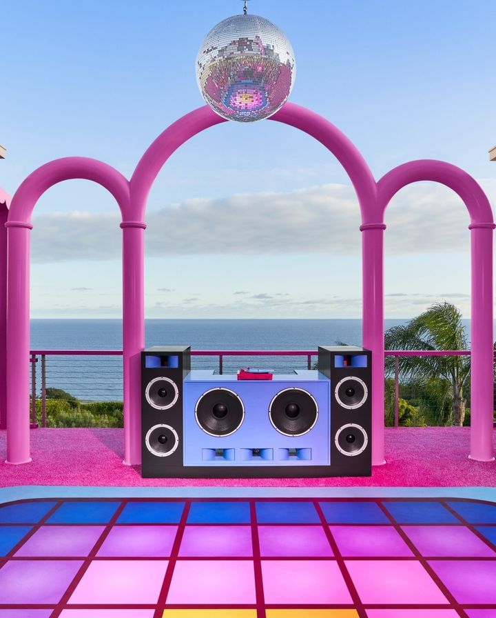 La casa Barbie con vista a la playa se puede alquilar a través de Airbnb. 