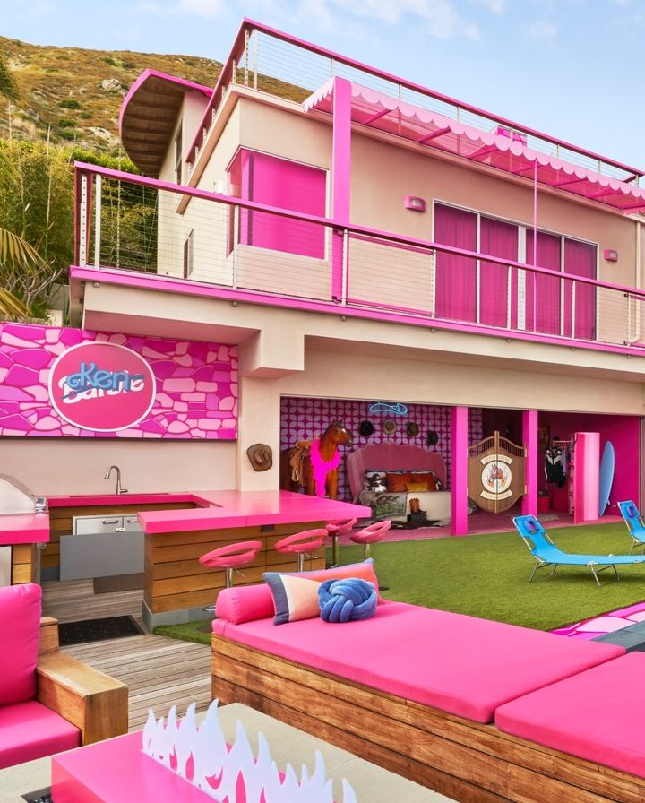 
La casa de Mattel y Warner en Malibú celebran el estilo "Barbiecore". 