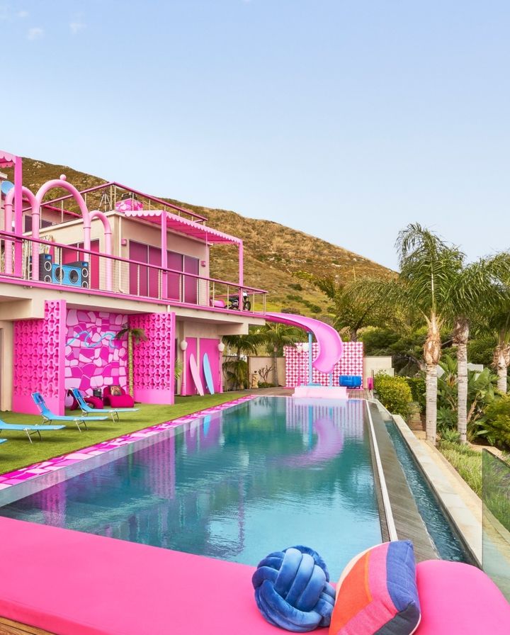 El rosa y el estilo playero dominan exteriores e interiores de DreamHouse de Barbie. 