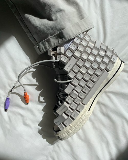 Sneakers Converse cubiertas de teclas de viejas computadoras. 