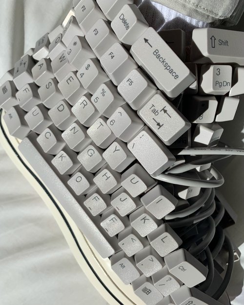 Las zapatillas con teclados de computadoras de Casen Sullivan son virales en Instagram. 