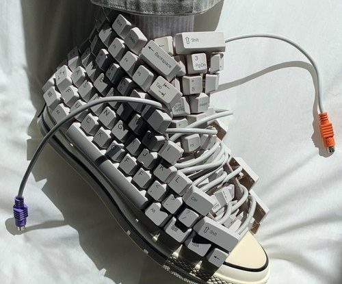 Un diseñador gráfico crea zapatillas con teclados de computadoras, paquetes de galletitas y snacks