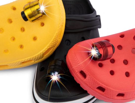 Así son las Crocs Lights: un curioso diseño de calzado ¡con todas las luces!