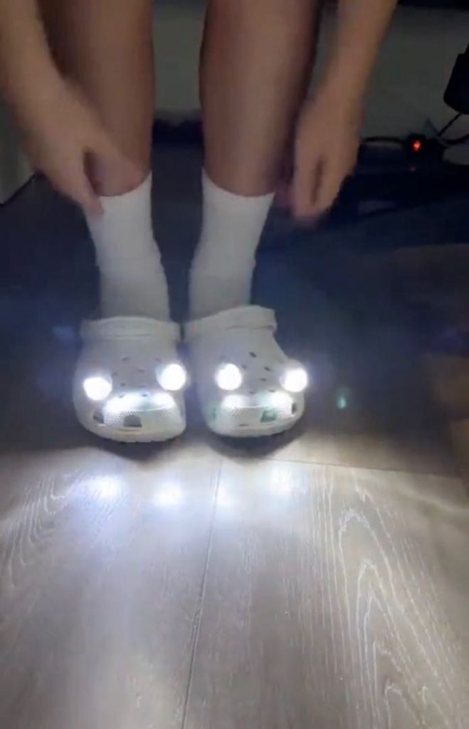 Las Crocs Lights: un curioso diseño de calzado ¡con todas las luces!. 