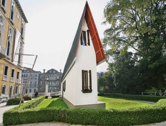 La casa estrecha de Erwin Wurm sigue sorprendiendo