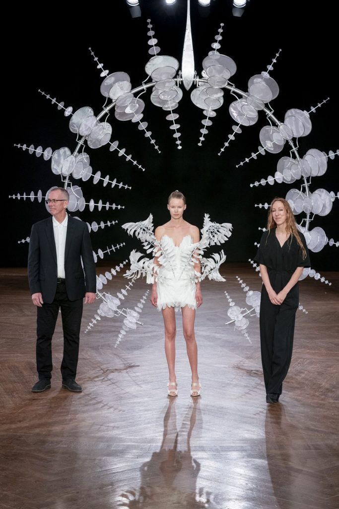 El “Infinity Dress” de Iris Van Herpen y Anthony Howe en París. 